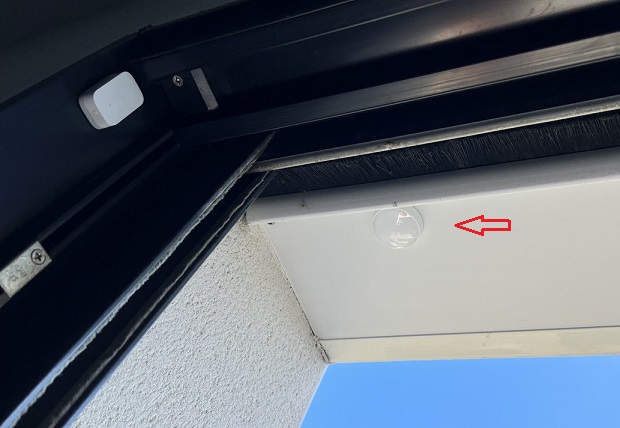 Capteur de liminosité Xiaomi situé sous le coffre du volet roulant pour le protéger de la pluie