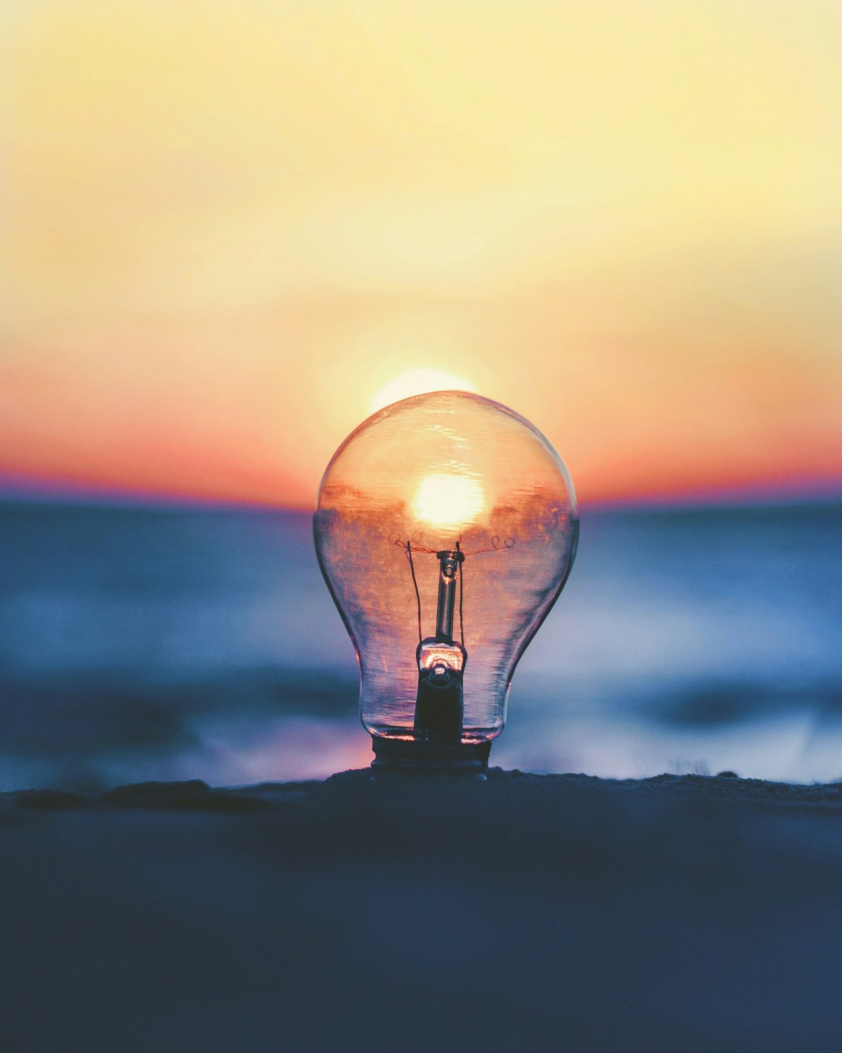 Ampoule devant un coucher de soleil