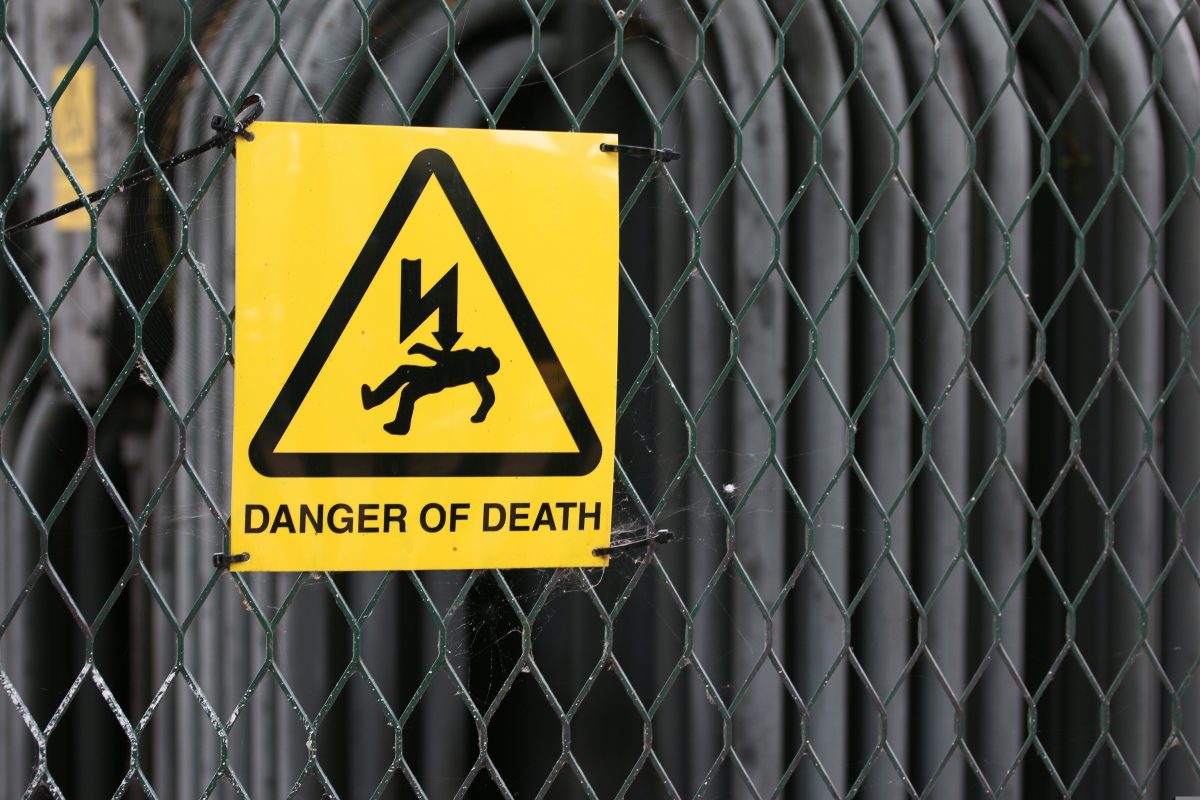 Panneau danger de mort à cause de l'électricité